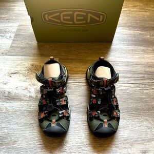 KEEN Newport Neo forest night camo children’s size 12 new in box